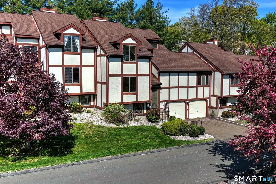Simply superb Turnbury townhouse in the sought after, gated enclave of Oronoque Forest.