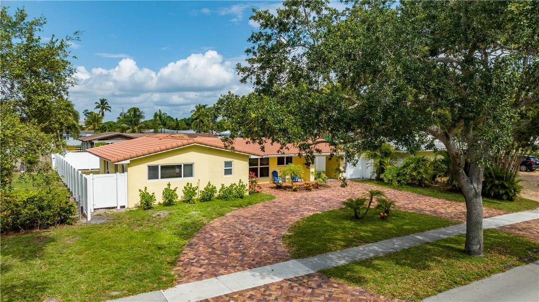 The Cove ! Beautiful 3BR 2BA Home East of Federal Hwy, Close to the Beach !