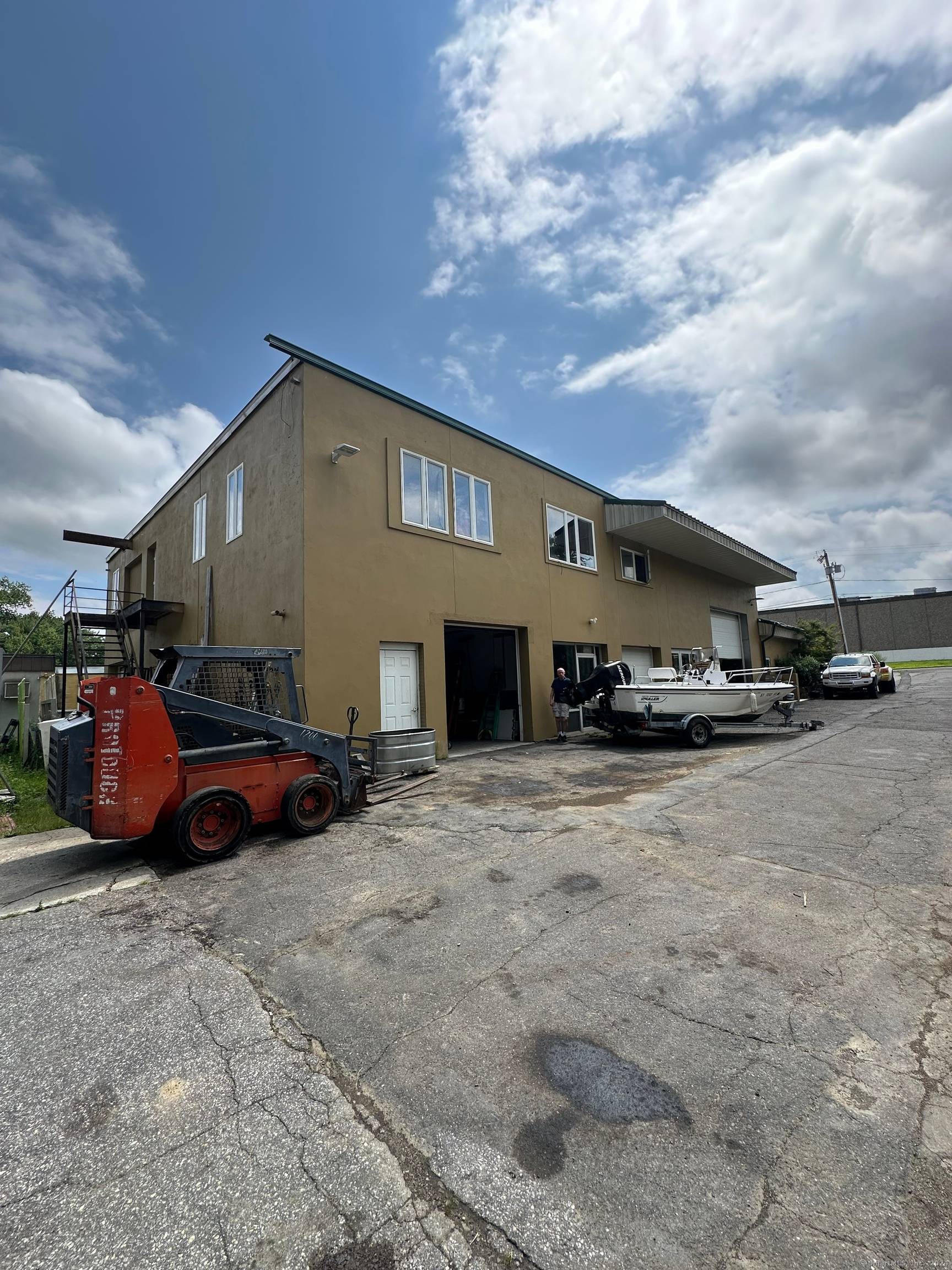 OWNER FINANCED OPPORTUNITY MODERN 10, 000 SQ FT INDUSTRIAL BUILDING.