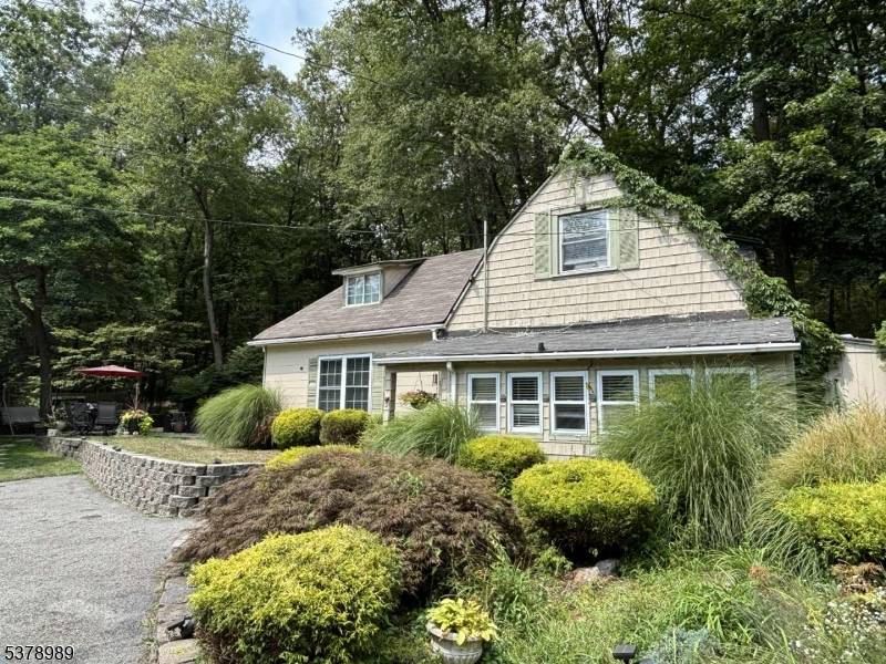 This unique property in Kinnelon offers a fantastic opportunity to create your own private piece of paradise.