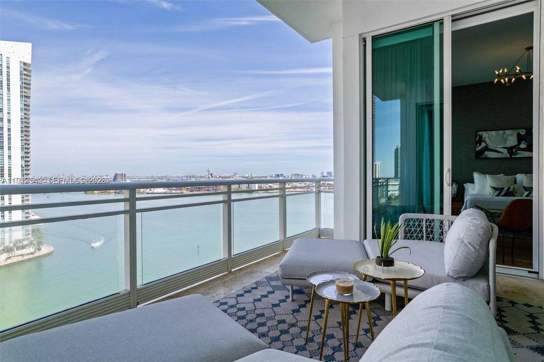 Stunning 2BR 2. 5BA Condo with Breathtaking Views in Brickell Key This spacious 2 bedroom, 2.