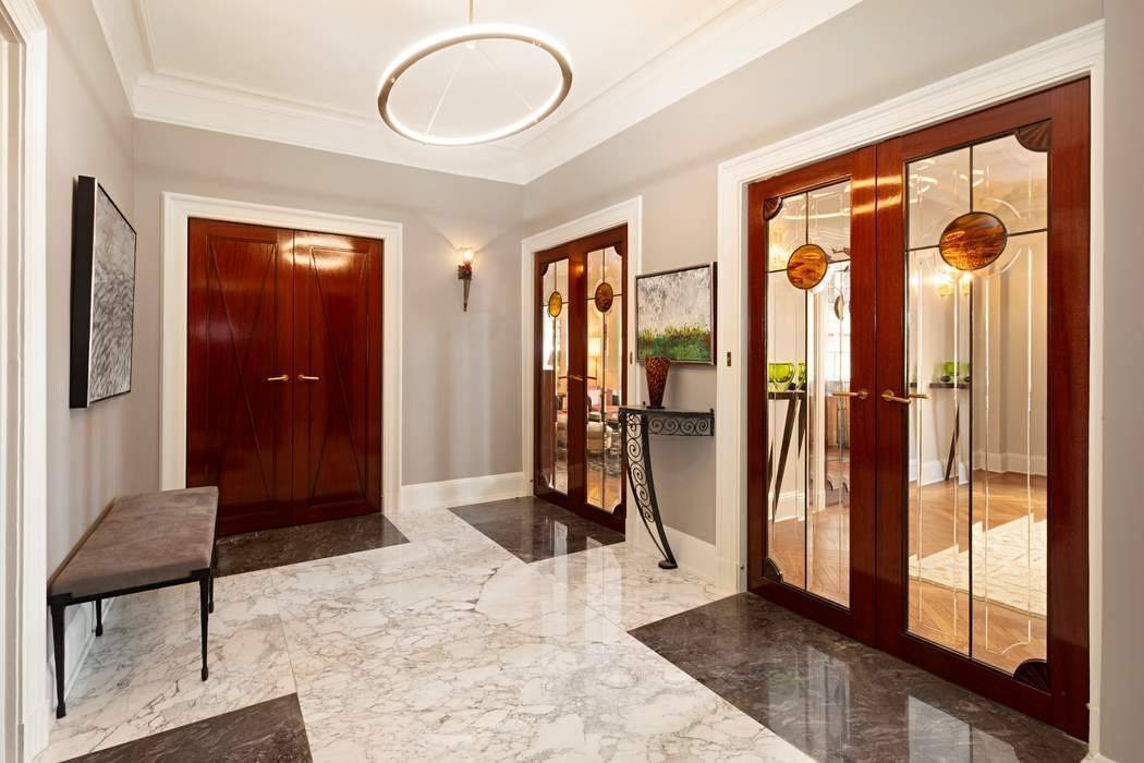Ideally situated at the corner of Park Avenue and East 82nd Street, 950 Park Avenue is a distinguished palazzo inspired cooperative designed in 1921 by renowned architect J.