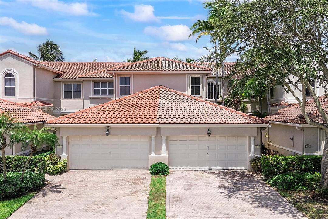 EXQUISITELY RENOVATED, SPACIOUS 2508 SQ FT per owner TOWNHOME IN THE BEST SECURE NEIGHBORHOOD IN HOLLYWOOD HARBOR ISLANDS !