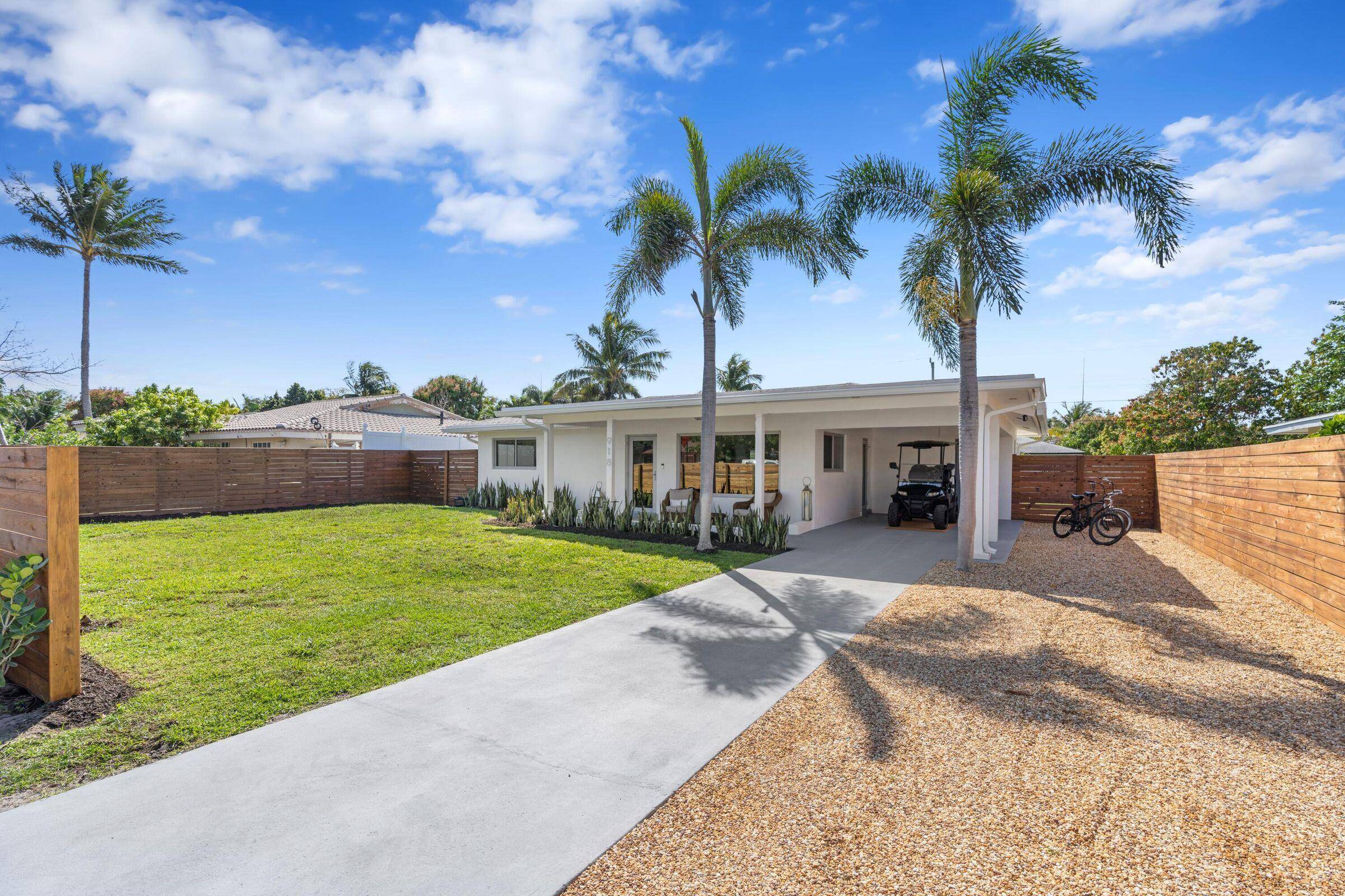 Furnished Midcentury Cottage located just blocks from downtown a short golf cart ride to the beach.