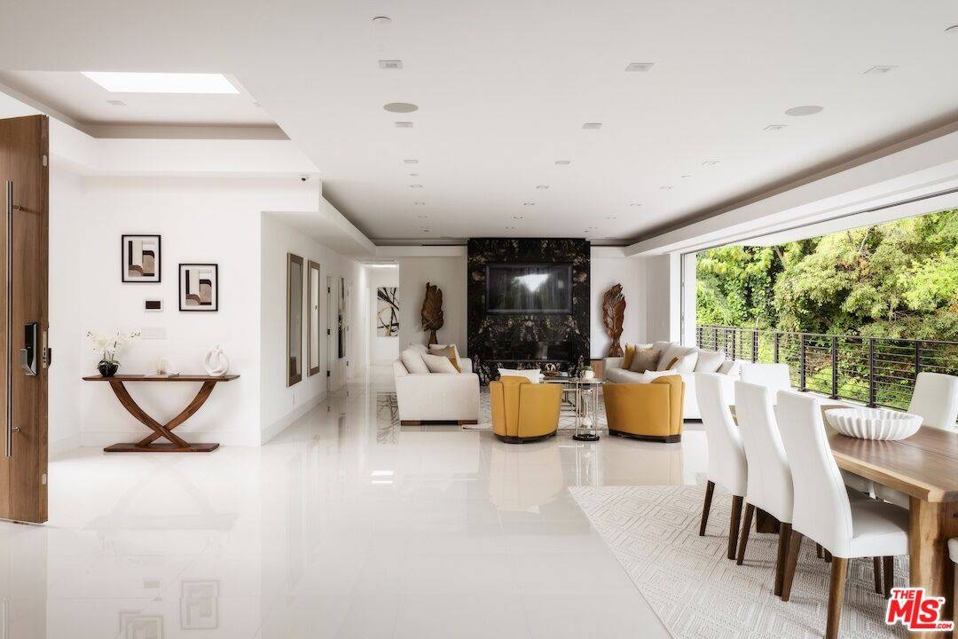 1124   Summit Dr 3.0 Beverly Hills Post Office | B.H.P.O. LA