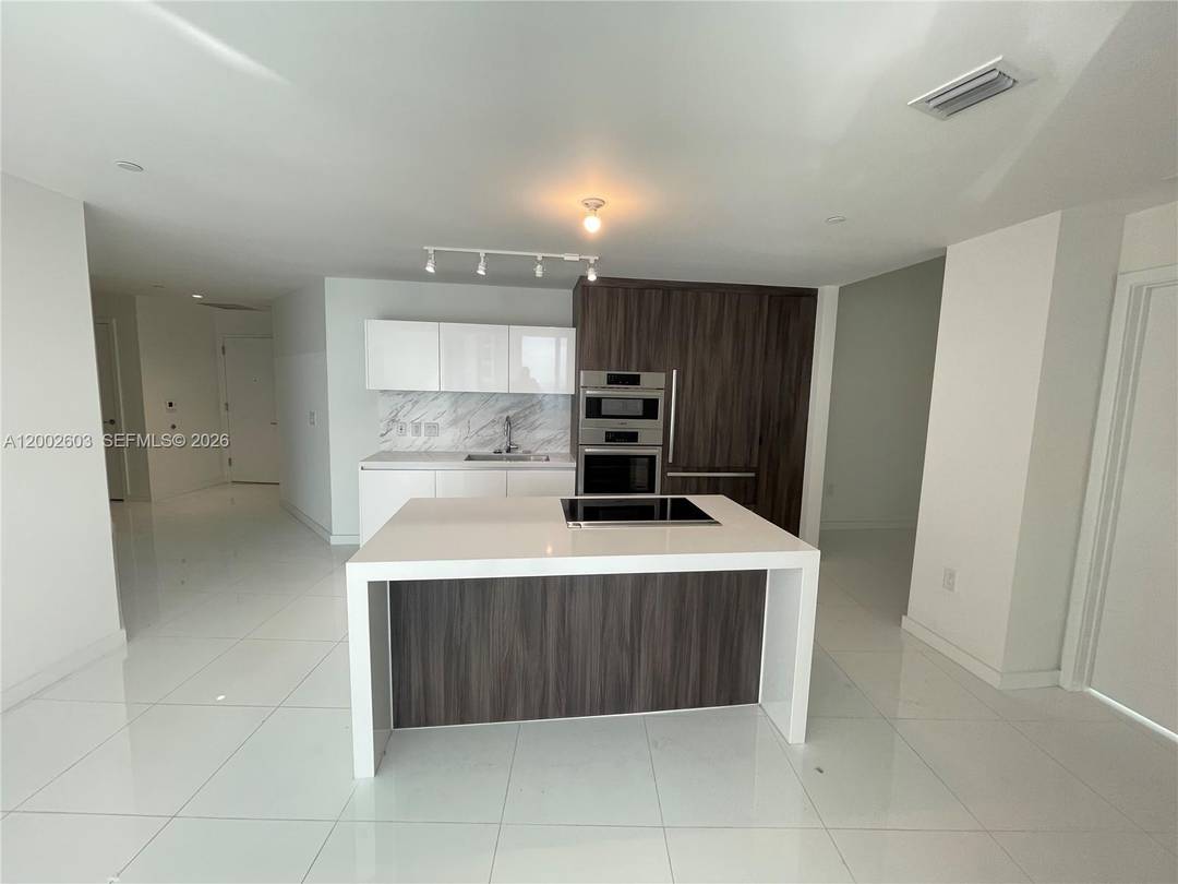This stunning 2 bedroom, 3 bath luxury unit at Paramount Miami World Center offers an exceptional living experience.
