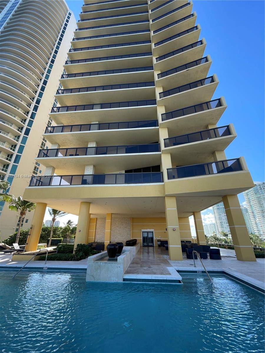 Beautiful 1 large master bedroom with walking closet, high ceilings and balcony access.