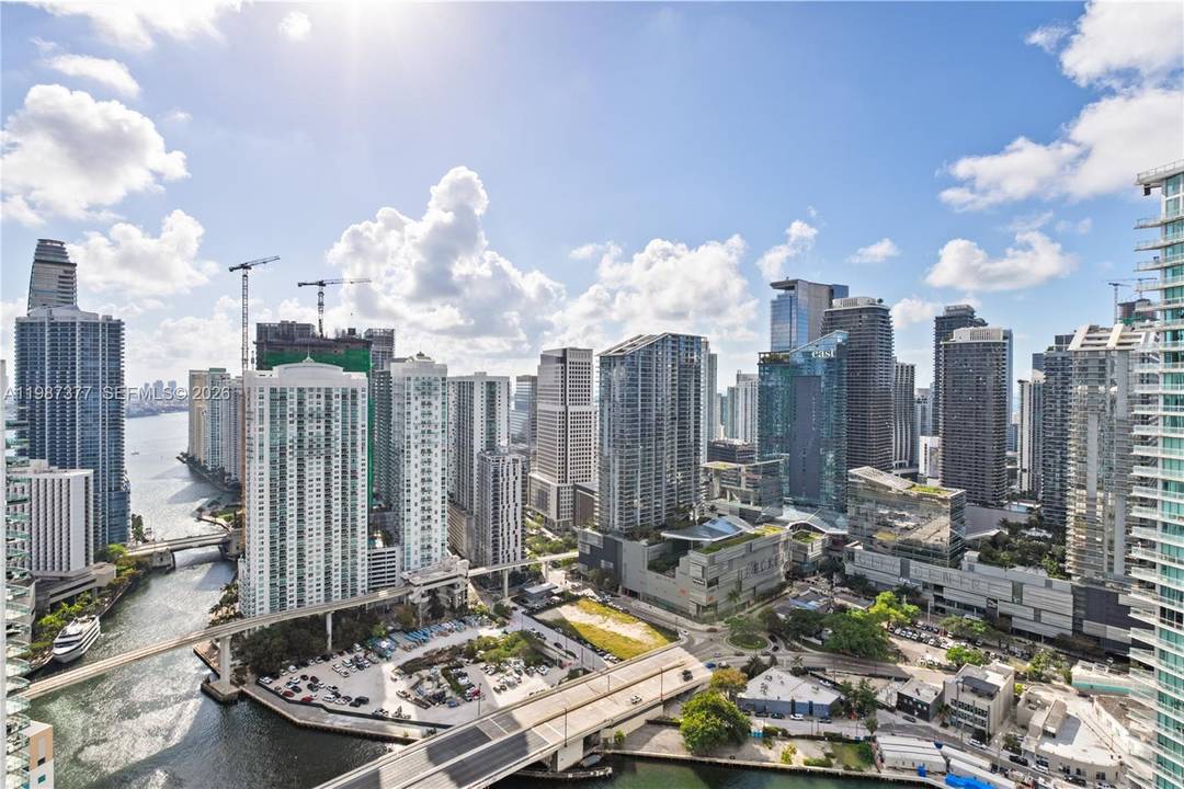 Experience 43rd floor living at The Ivy, a gated community on the Miami River steps from Brickell City Centre.
