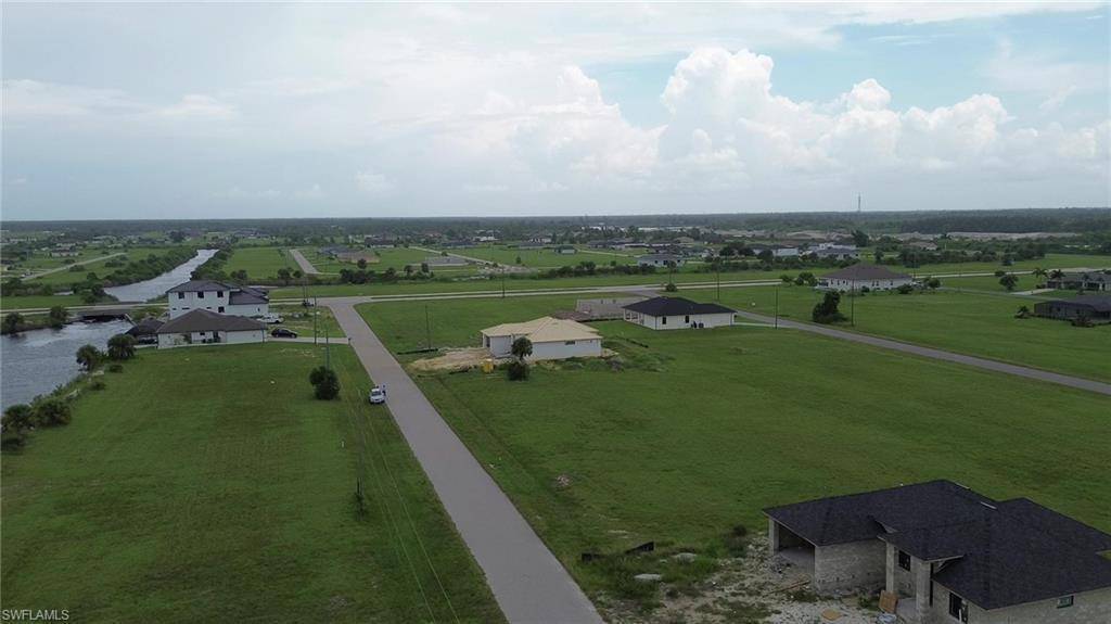 You're going to love this amazing location in NW Cape Coral !