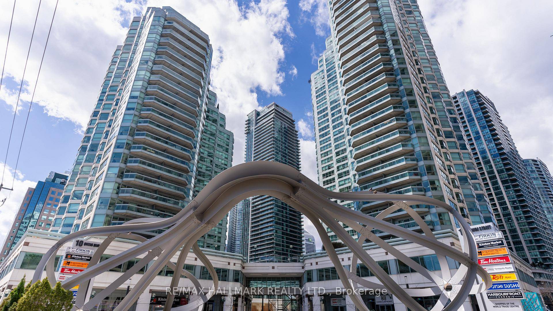 Welcome to Penthouse Living on Torontos Waterfront !