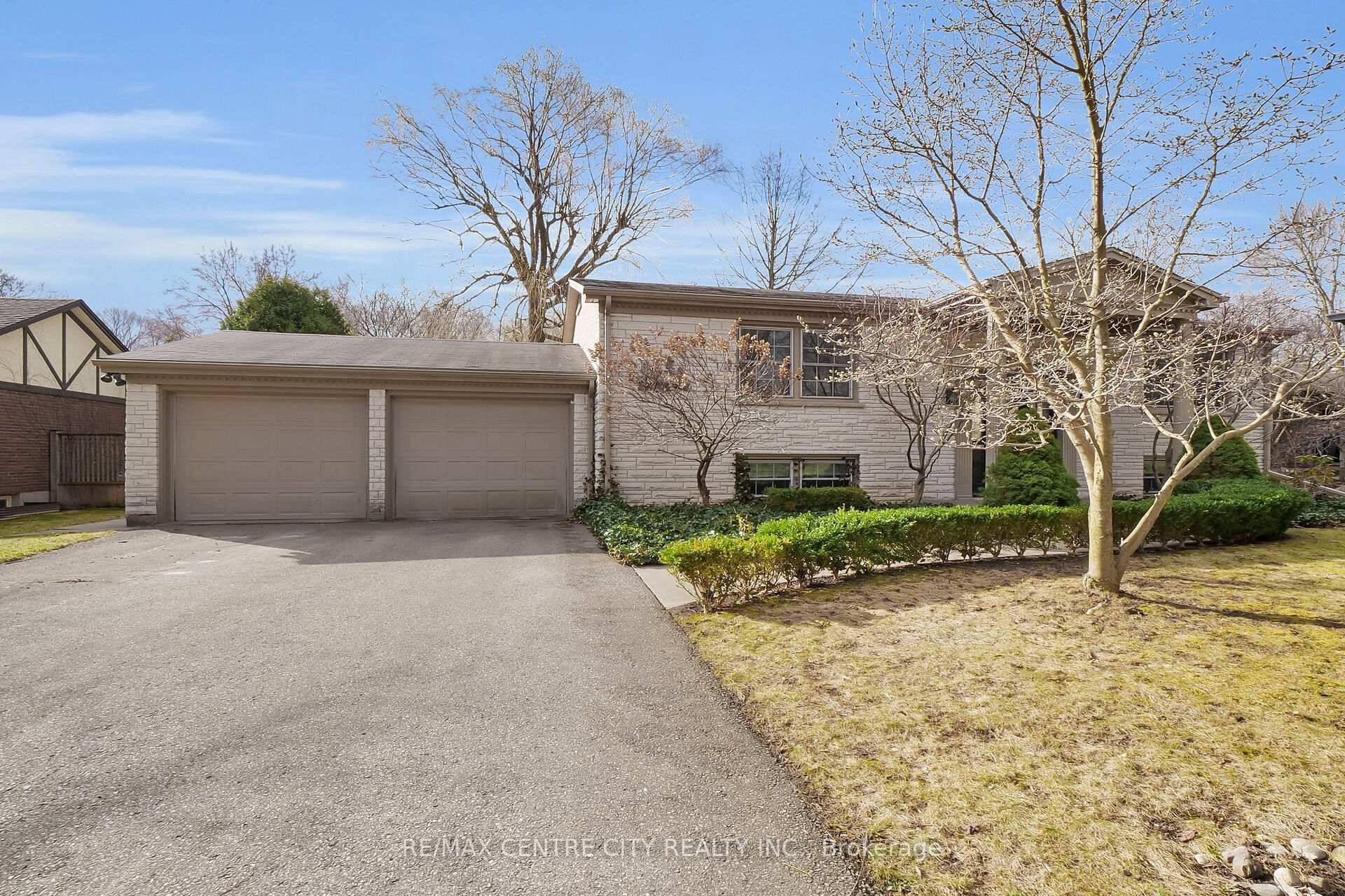PICTURE PERFECT AND BEAUTIFULLY UPDATED, RAISED RANCH IN THE SCENIC SHERWOOD FOREST ORCHARD PARK SUBDIVISION, OFFERING GORGEOUS OAK HARDWOOD FLOORS, UPDATED KITCHEN AND BATHS WITH BUILT IN BISTRO TABLE IN ...