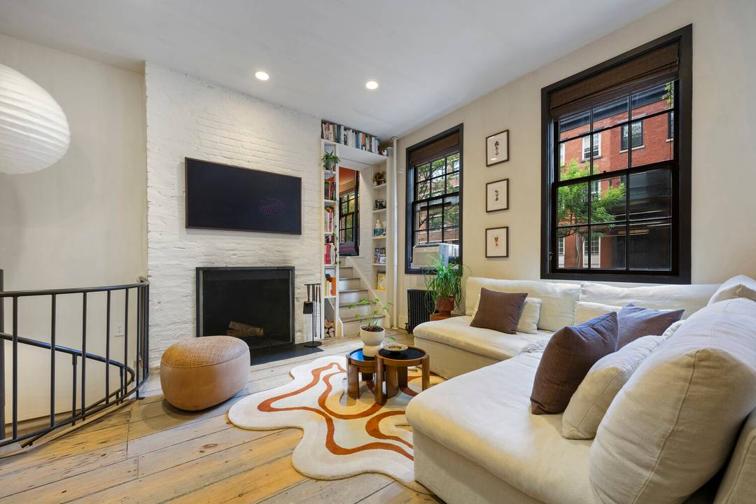 Charming Triplex Co op with Townhouse Feel in Prime Downtown Location This rare multi level co op combines the charm of townhouse living with modern comforts, perfectly situated at the ...