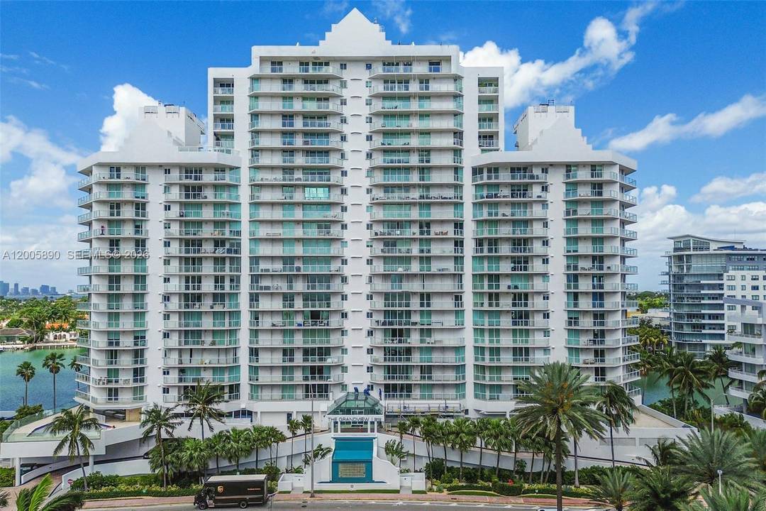We are thrilled to present this exceptional opportunity to own a charming Grandview condo that boasts breathtaking bay views and a generously sized balcony, perfect for unwinding as you watch ...