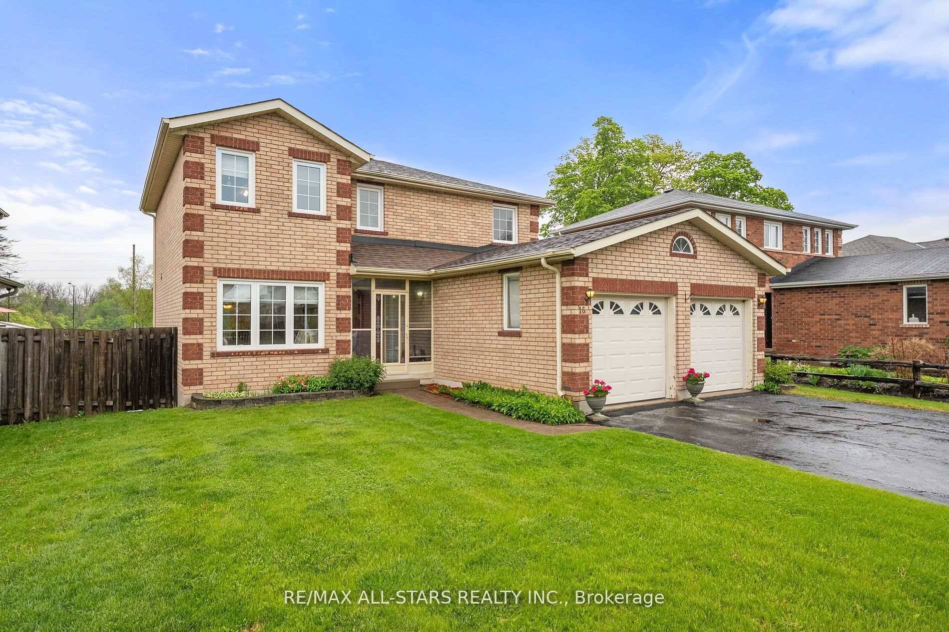 Welcome to 16 Iveagh Drive, a beautiful 4 bedroom home nestled in a sought after Keswick neighborhood.