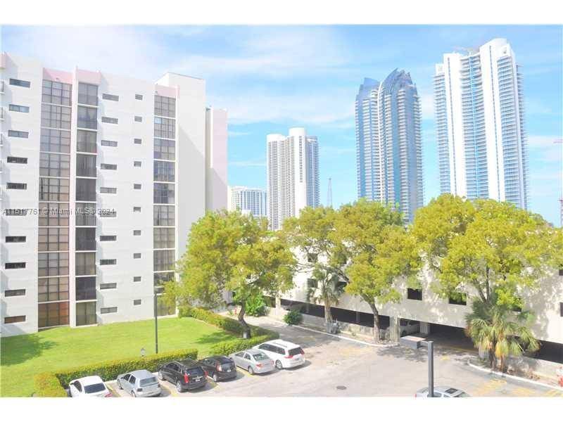 Located in the heart of Sunny Isles, 3 bedrooms 2.