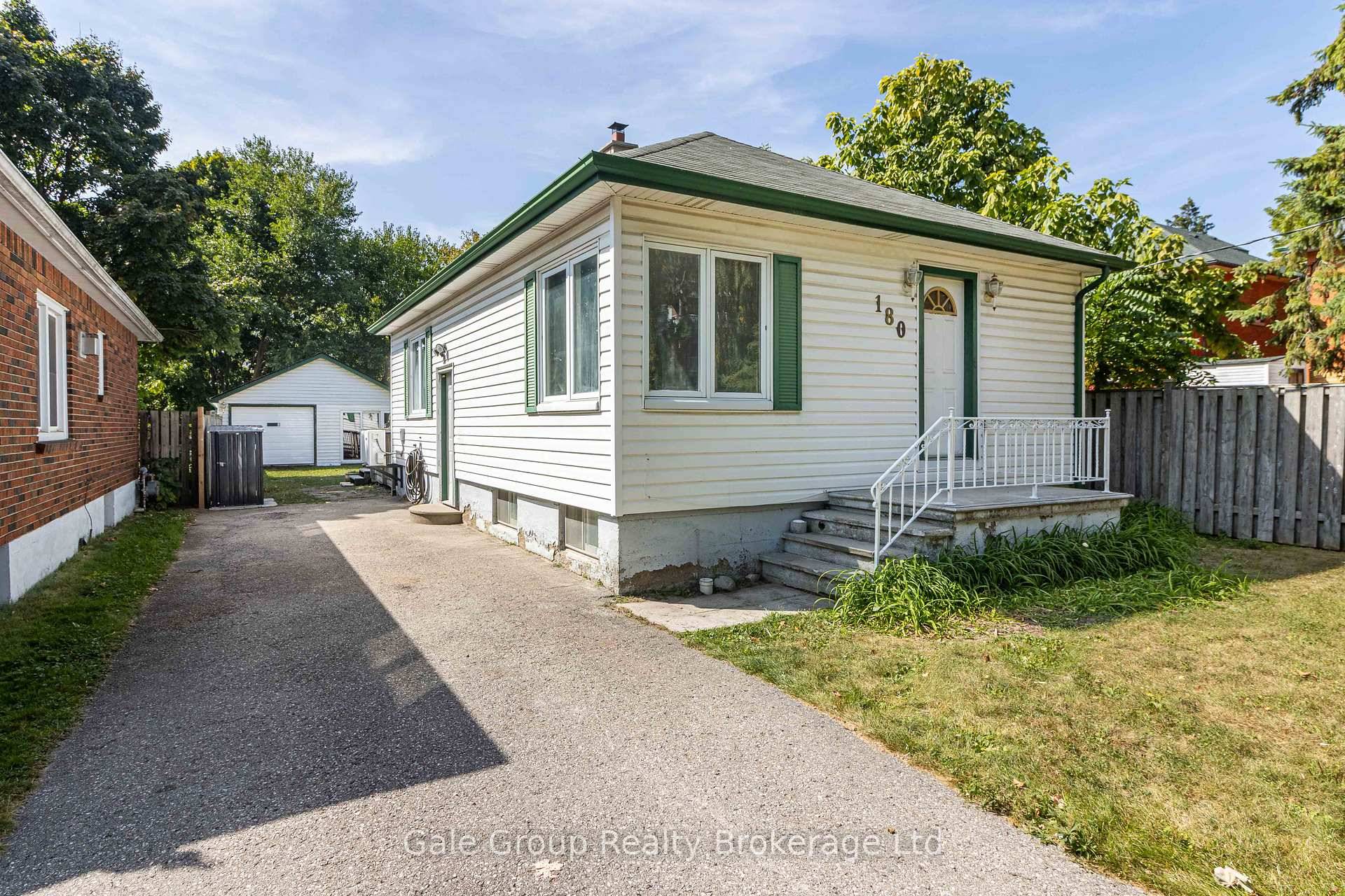 Charming Bungalow for Lease in Woodstock !