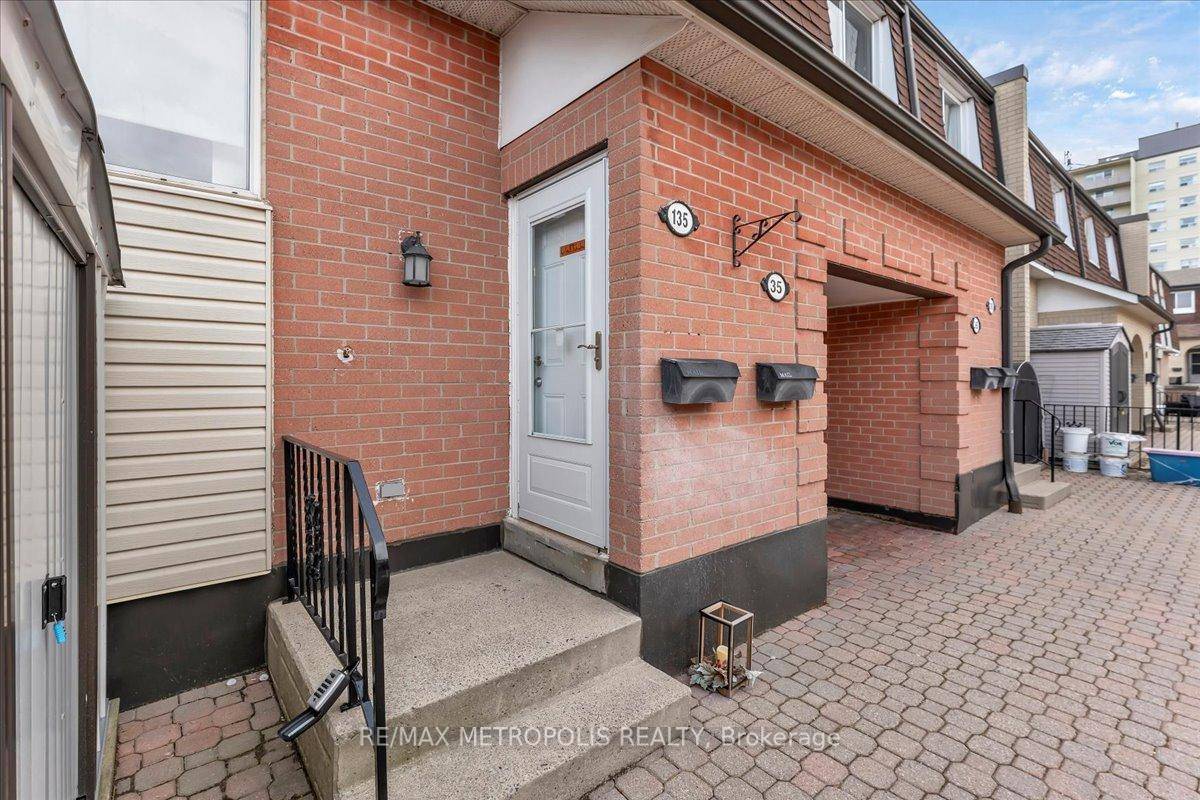 Bright, and Spacious 3 Bedroom 1 Den Condo Townhouse in Prime Mississauga Location !