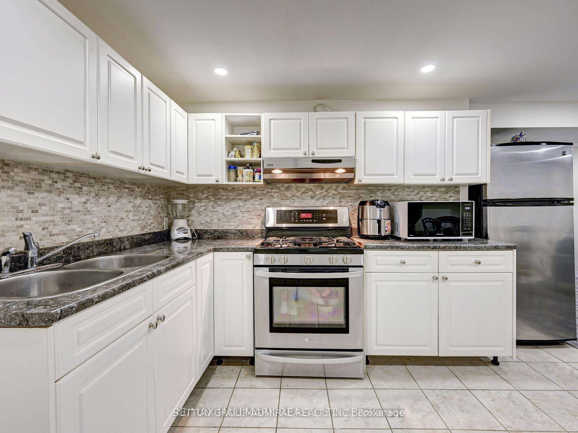 Spacious and beautifully maintained basement located in the family friendly neighborhood of Bristol London.