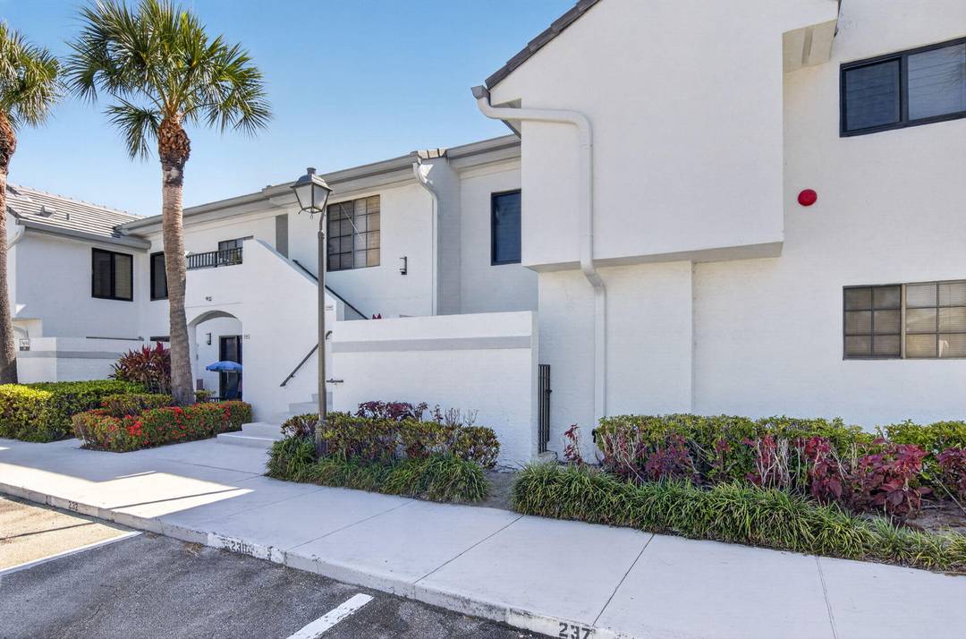 BEAUTIFUL IMMACULATE CONDO ON FIRST FAIRWAY WALK TO MAIN CLUB AND SATELLITE POOL SO CONVENIENT.