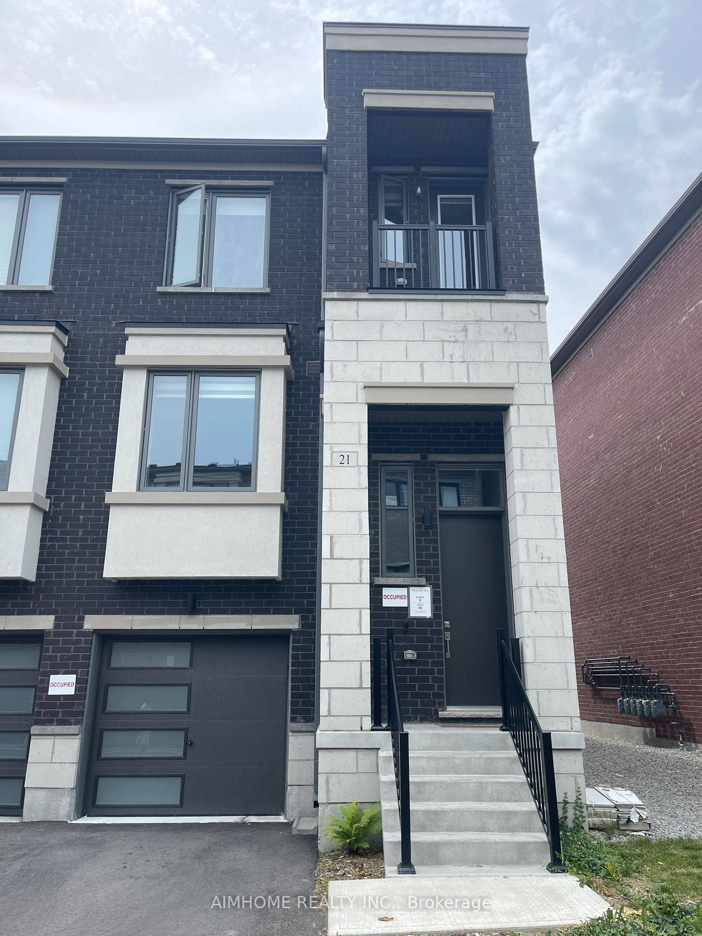 Heart Location In Vaughan 3 Storey End Unit Townhouse By Treasure Hill In Patterson Vaughan.