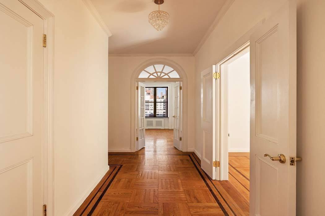 With a wonderfully flexible floor plan, this high floor prewar Classic Six residence is notable for its comfortable scale and charming detail.