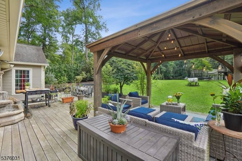 Welcome home in the heart of Rolling Hill !