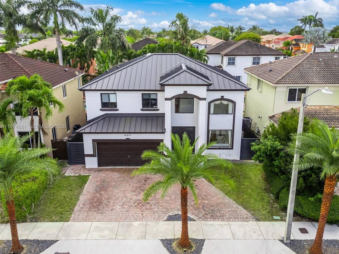 Beautiful single family home located in the desirable community of Homestar Landings in West Kendall.