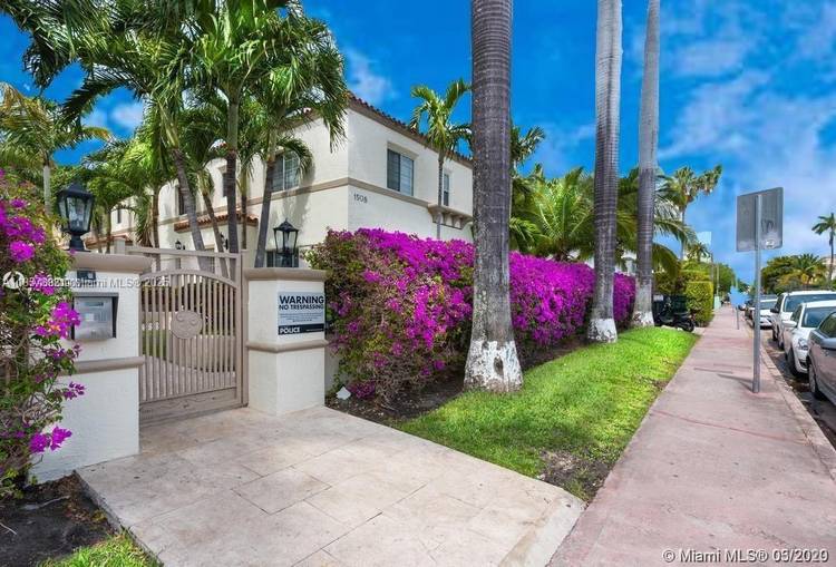 This sun filled oasis is located in Harriet Court, a beautifully preserved 1930s Art Deco complex designed by L.