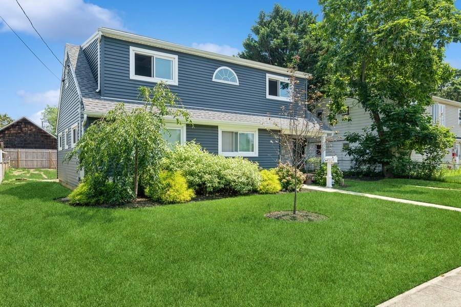 Fantastic 3bdr 2bth Cape Cod Home with Full 2nd Floor Front Dormer Note SELLER REQUESTS CASH ONLY DEAL This HOUSE HAS AN INCOMPLETE 2nd FLOOR CONSTRUCTION PROJECT REQUIRING COMPLETION House ...
