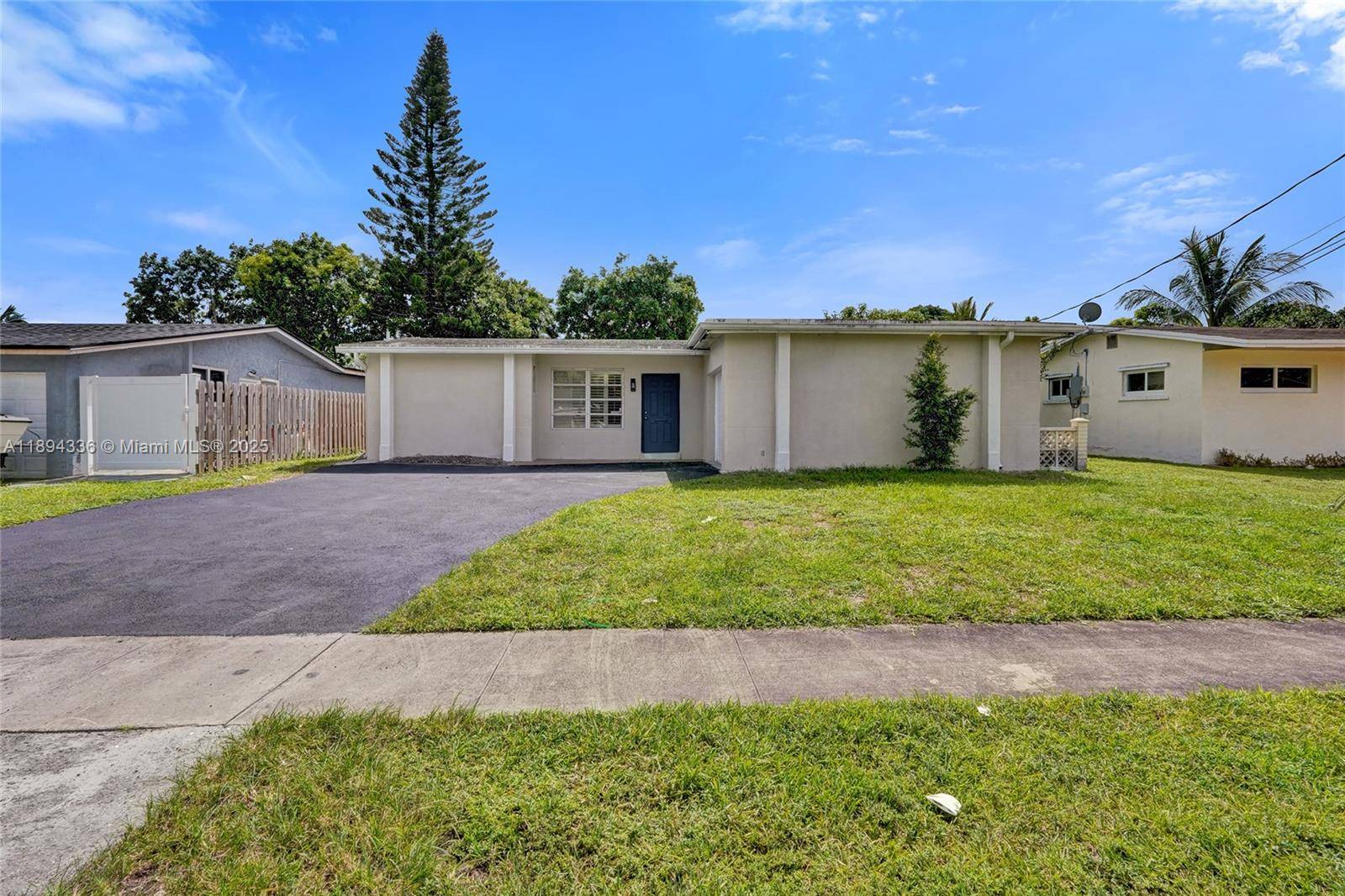 Beautiful 3 2 1 Car Garage in the Heart Of Sunrise !