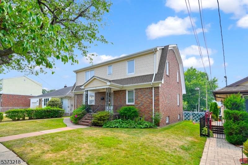 STUNNING 2 FAMILY HOME IN PRIME LODI LOCATION LOW TAXES, HIGH POTENTIAL !