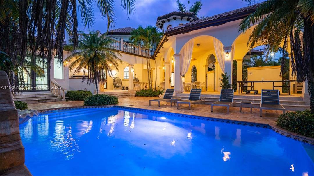 An extraordinary opportunity to own a private estate set on over an acre at the end of a cul de sac in one of Plantation s most sought after neighborhoods.