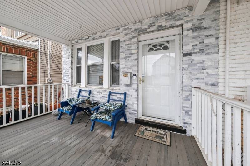Spacious Principal Bedroom with a Bonus Room The principal bedroom features direct access to a second room, which could serve as a cozy office, nursery, or reading nook ?