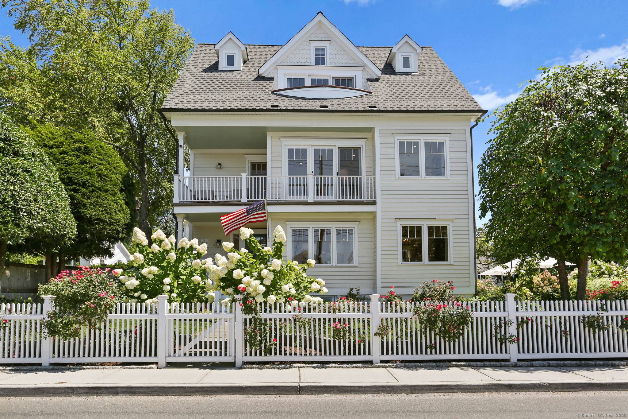 Welcome to 98 Rowayton Ave, in the heart of Rowayton where you can walk to it all !