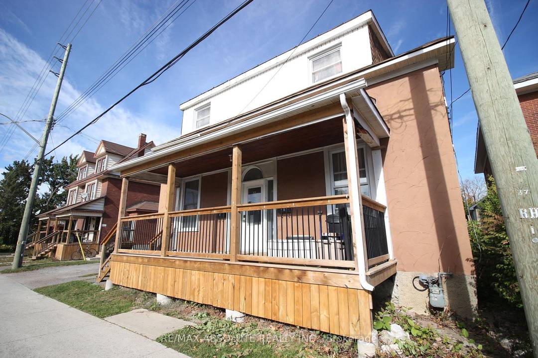 Super DUPLEX in a great location within walking distance of downtown Renfrew.