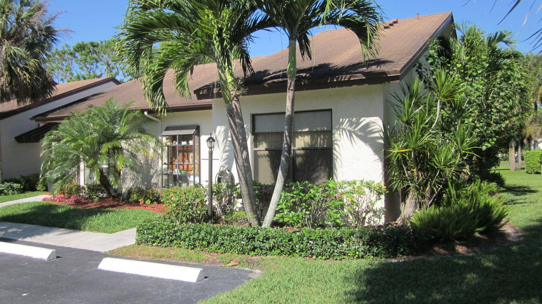 Beautiful CORNER Villa Convenient Parking right at your front door !