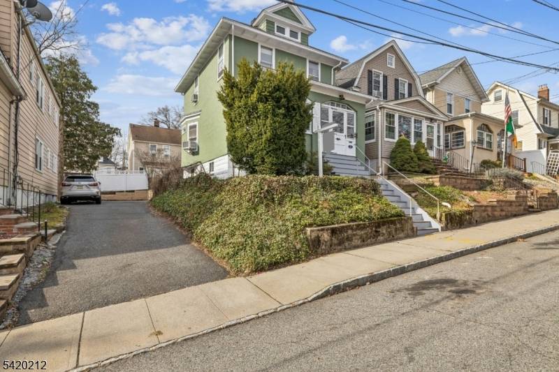 Lovely 3 bedroom home featuring a front porch, hardwood floors thru out, EIK nice back yard, close to NYC transportation and Hwys