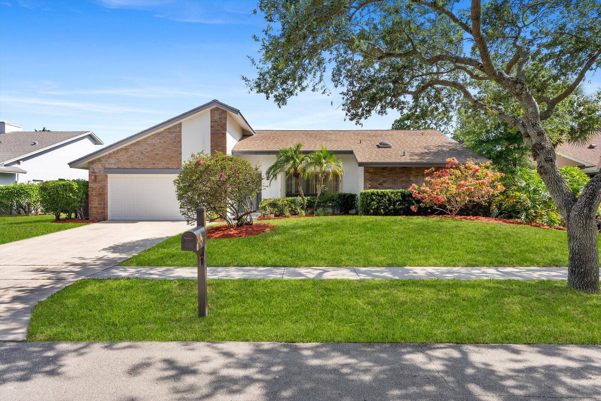GORGEOUS ! Beautifully Updated Home on a Peaceful Cul De Sac Located in Highly Desirable Strathmore Direct Canal Views A Rated Schools Low HOA Bright, Open Floor Plan w Vaulted ...