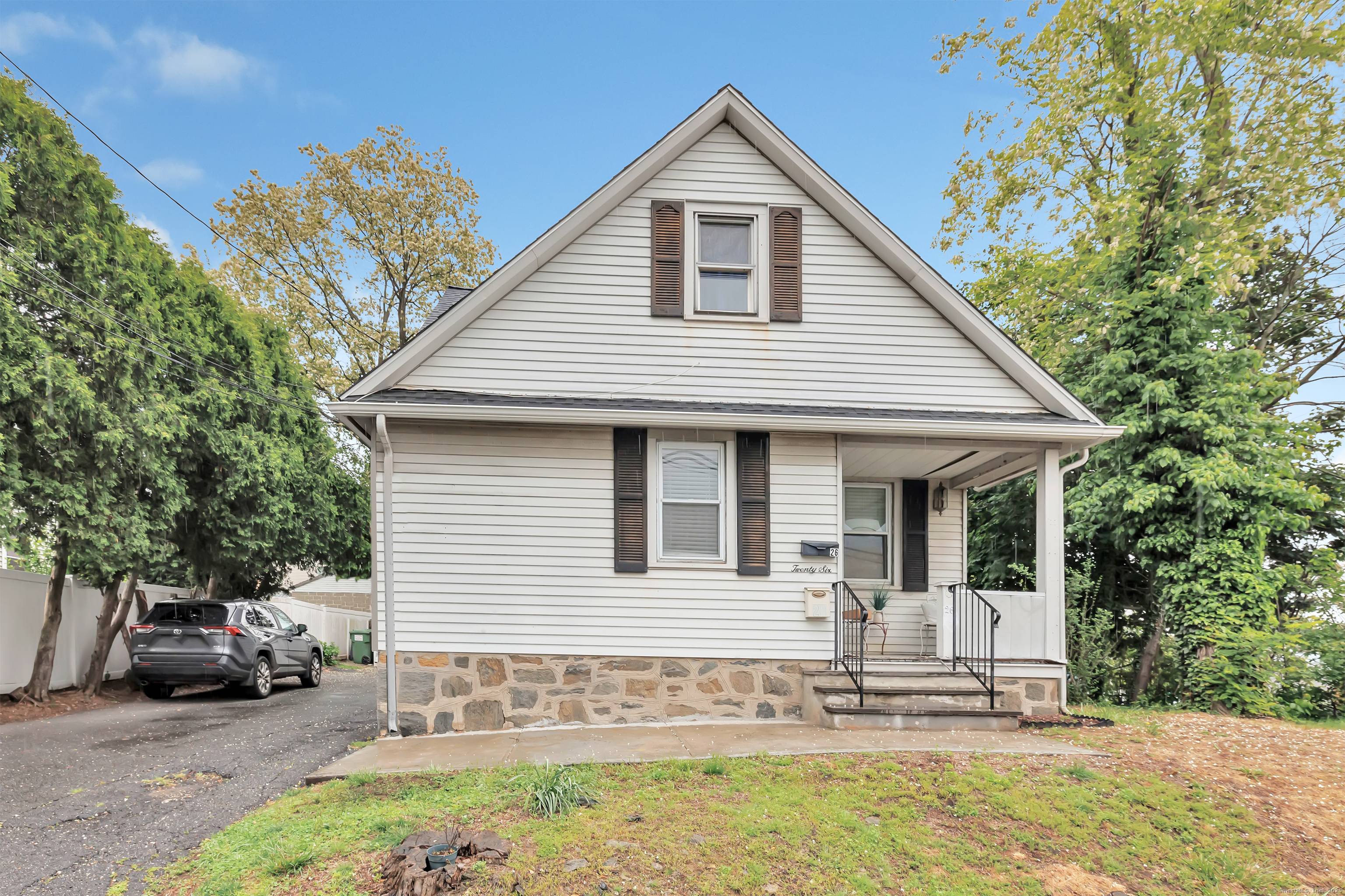 Great Investment Opportunity in Fairfield's Tunxis Hill Neighborhood.