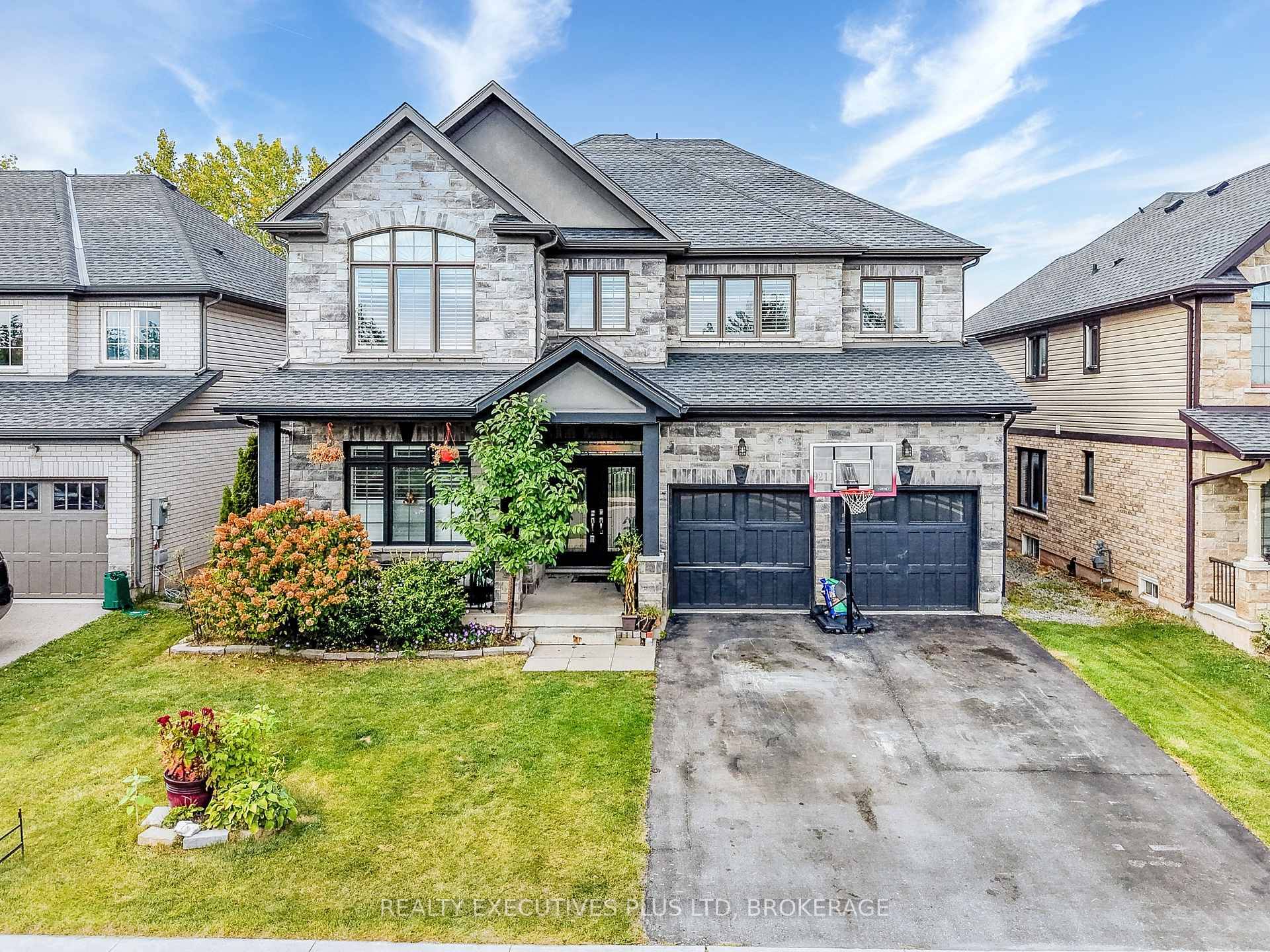 Upgrades galore ! This 3320sqft, 2 story home is located just outside the hustle and bustle of downtown Niagara Falls yet only a short 5 min drive to the Falls ...