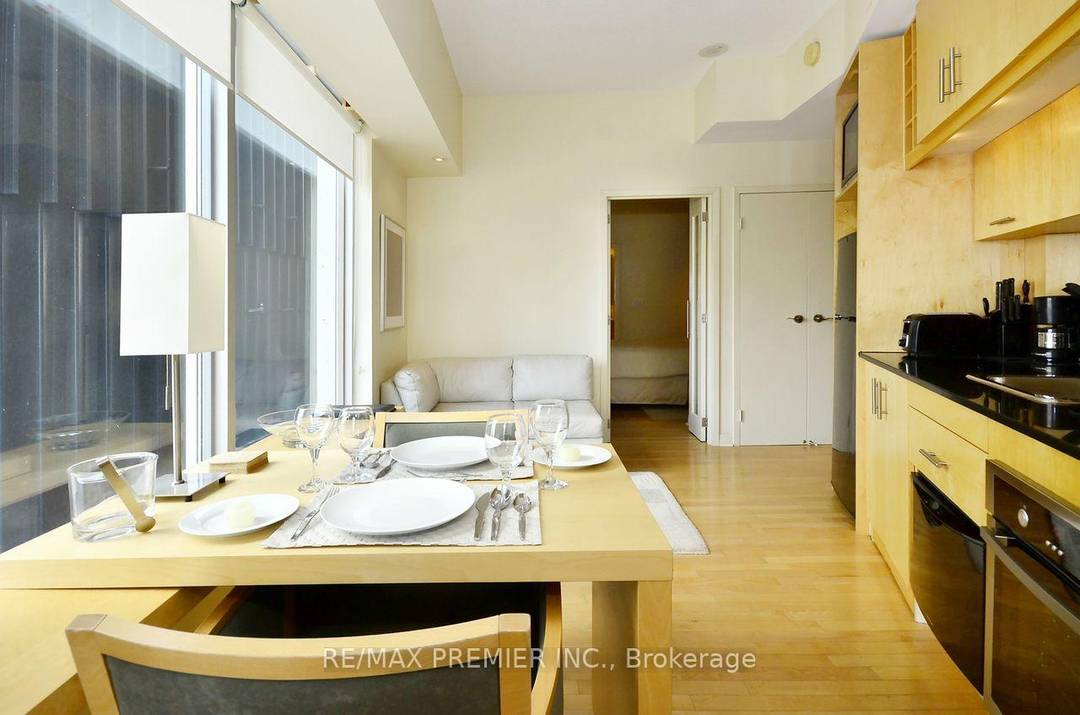 Fully Furnished 1 Bedroom In Heart Of Financial District.