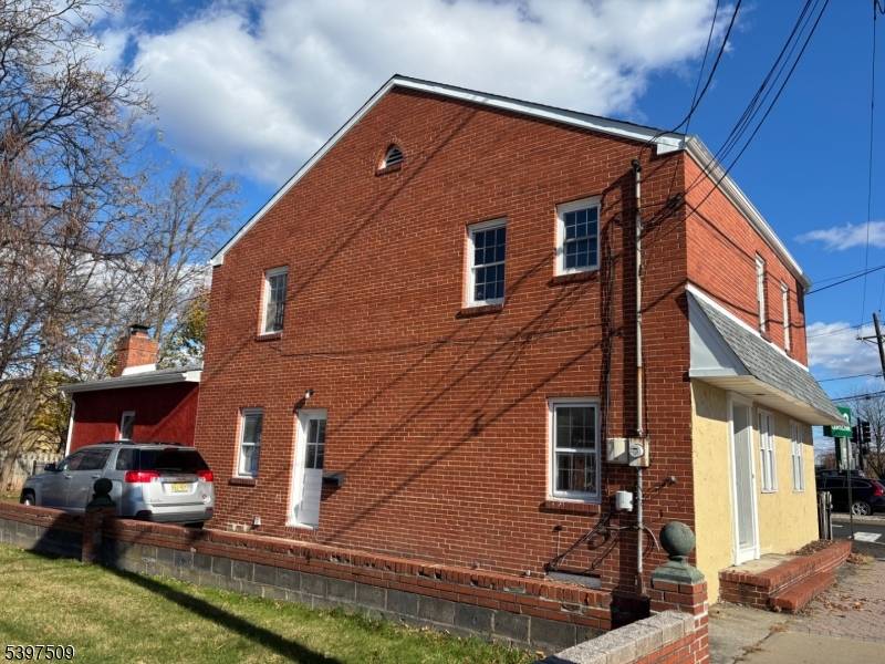 Just listed ! Fixer Upper !