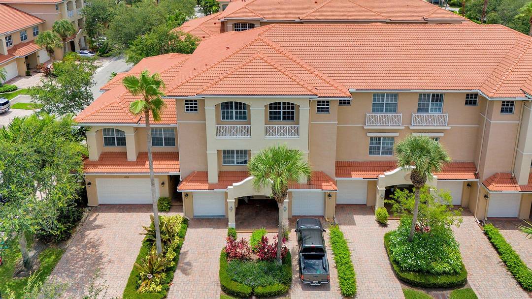 Welcome to luxury living in the gated community of Cielo in Palm Beach Gardens.