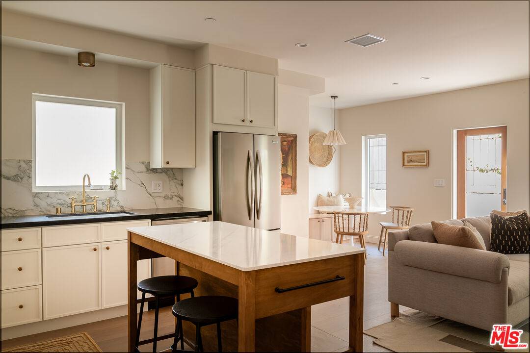 931  S Sycamore Ave 3BR Hancock Park La