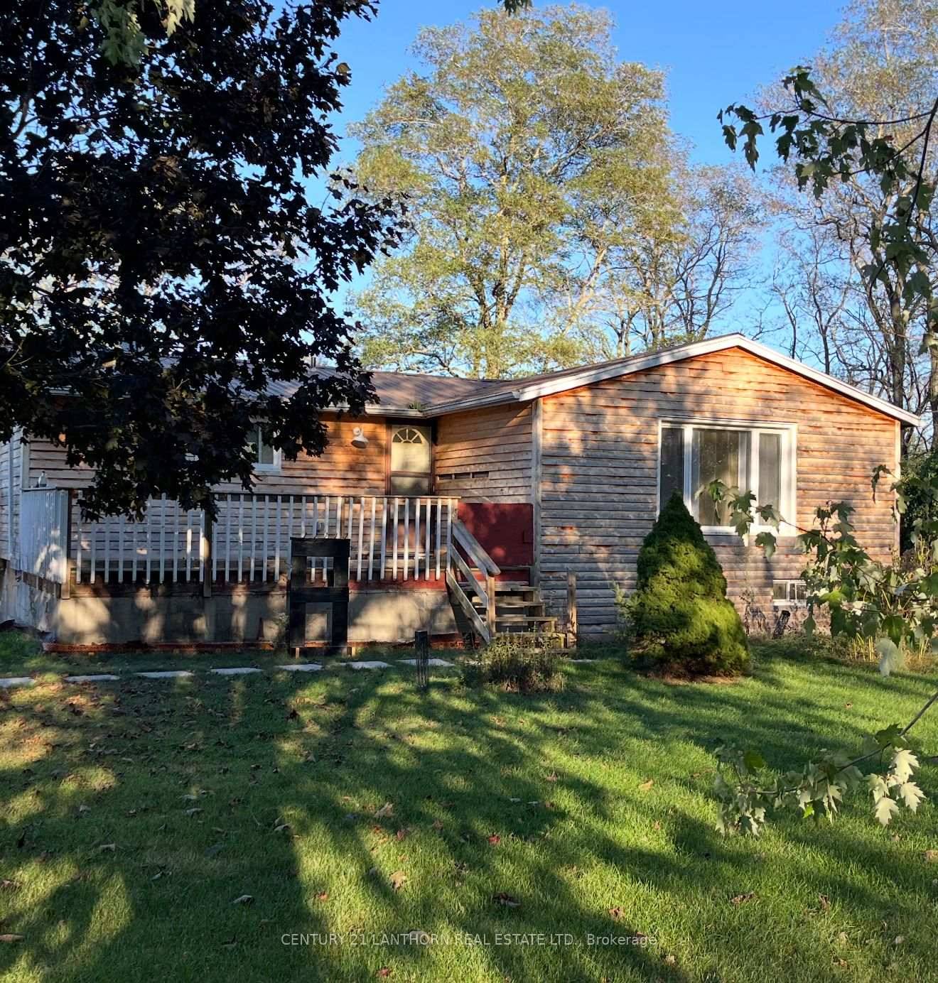 Central location in Prince Edward County with a short distance to all the main towns ; closer to highways for getaways and commuting.