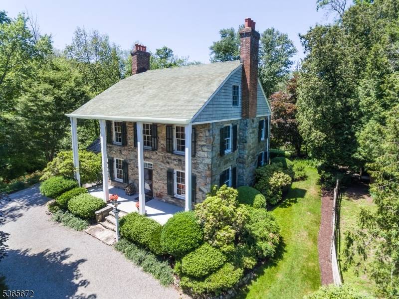 Welcome to this Smoke Rise Treasure !