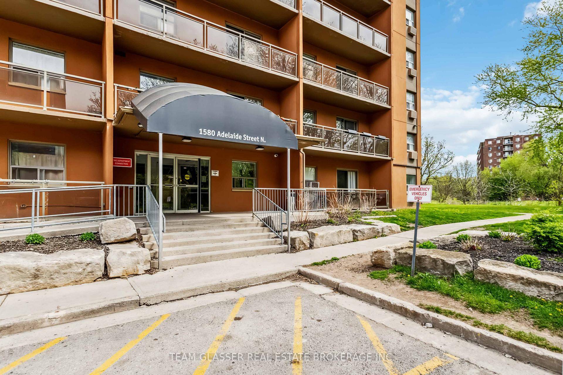 Welcome to a beautifully updated 2 bedroom apartment situated in one of London's most desirable communities of Stoneycreek.