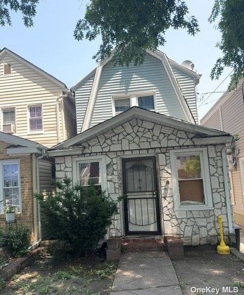 Detached colonial with driveway and garage.