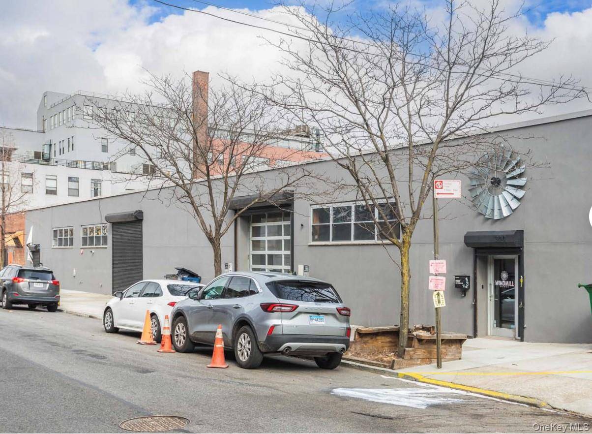 M1 2 Zoning flexible for both industrial and creative commercial uses Drive in access with large roll up gate.