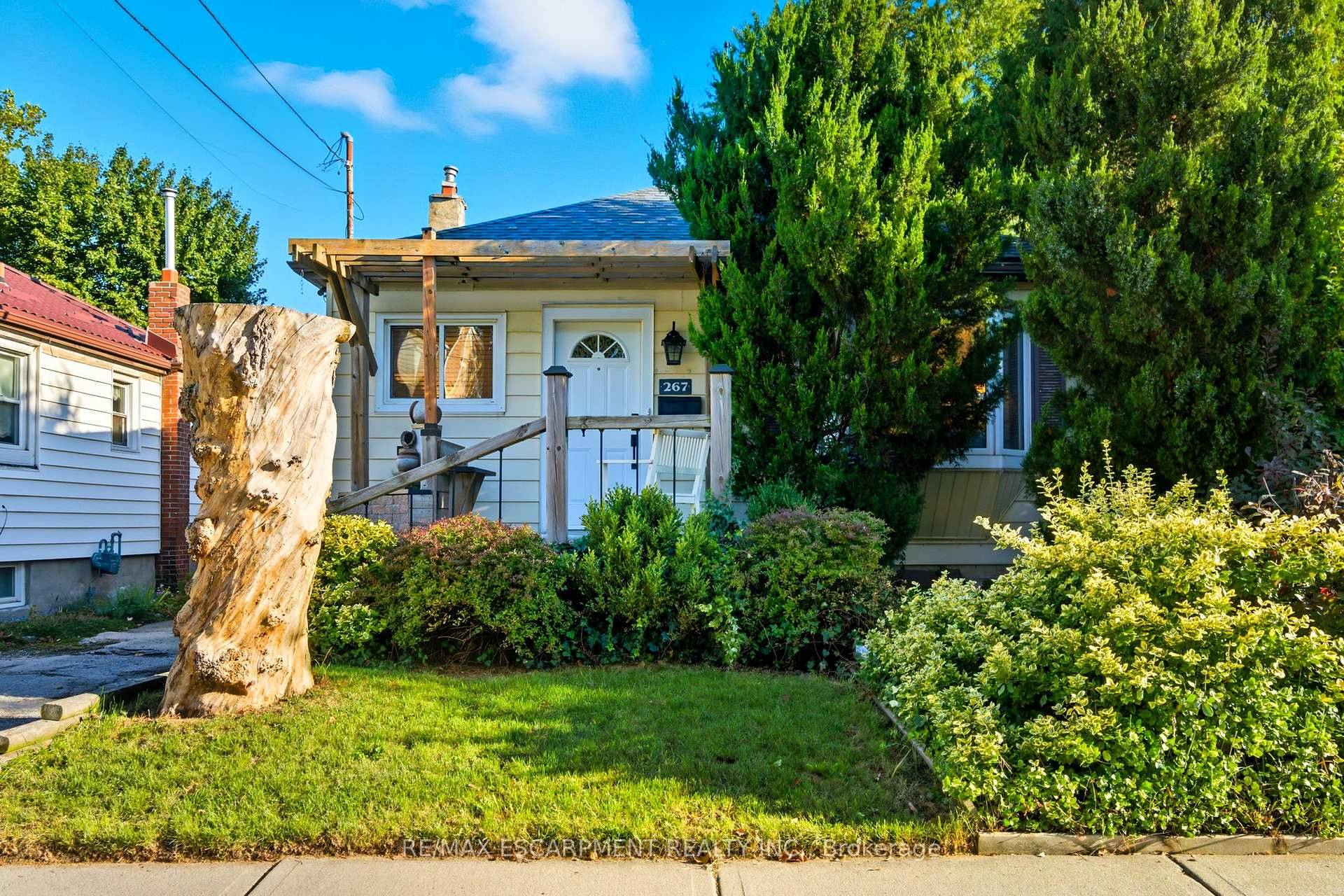 Located in a great Central Mountain neighbourhood just off Upper Wellington, this charming home is truly unique.